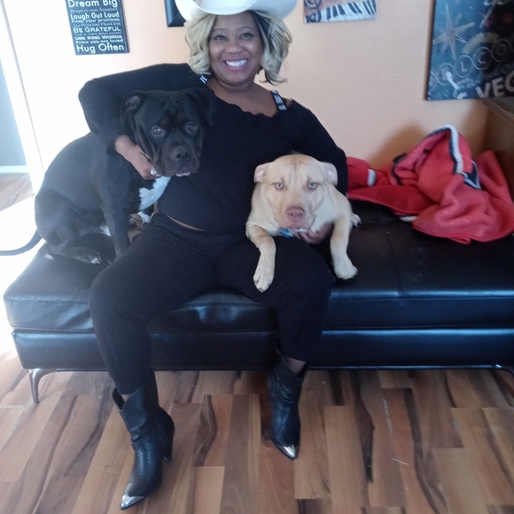 Meet your Posher, Stephanie - Picture 2 of 2